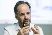 Norbert Patt, Geschäftsführer der Titlis-Bergbahnen erklärt an der Pressekonferenz das neue Projekt der Architekten Herzog & de Meuron. (Bild:Alexandra Wey/Keystone, Titlis, 5. November 2018)
