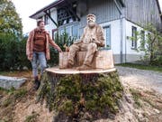 Bildhauerin Angela Galli ist stolz auf ihr Werk «von der Linde». (Bild: Kurt Lichtensteiger)