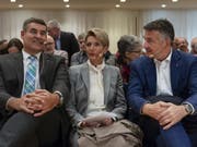 Der Schaffhauser Regierungsrat Christian Amsler (l.), Ständerätin Karin Keller-Sutter und Ständerat Hans Wicki (r.) präsentieren sich als Bundesratskandidaten im Rahmen einer FDP-Roadshow am Dienstagabend in Muttenz. (Bild: Keystone/GEORGIOS KEFALAS)