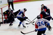 Zugs Dominic Lammer (dritter von links) und Reto Suri (dritter von rechts) beschäftigen die Verteidigung von RB München. (Bild: Nils Koepke / Imago)