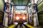 Ein Zug der SBB wird in der Waschanlage in Brig gereinigt. (Bild: KEYSTONE/Valentin Flauraud)