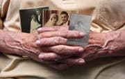 Menschen mit Demenz können sich an Erinnerungen von früher, etwa in Form von Fotos, festhalten. (Bild: Fotolia)
