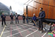 Der Musikwagen des Sinfonieorchesters Luzern macht Halt in Sisikon. Simon Wunderlin macht mit Schülern Musik auf ungewöhnlichen Instrumenten. (Bild: Florian Arnold, Sisikon, 5. November 2018)