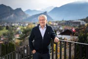 Walter Müller auf dem Balkon seines Hauses in Azmoos. (Bild: Michel Canonica)