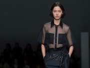 Rabattschlachten haben dem Modekonzern Hugo Boss einen Gewinnrückgang eingebrockt: ein Modell präsentiert die Frühjahreskollektion 2019 (Bild vom September). (Bild: KEYSTONE/AP/MARY ALTAFFER)
