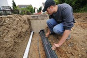 Ein Mitarbeiter der Elektro Niklaus AG bei der Rohrmontage im Erdreich für Kabel-TV. (Bild: PD)