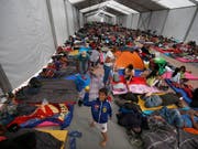 Die ersten Migranten aus Honduras und Guatemala sind in Mexiko-Stadt eingetroffen. Viele wollen weiter bis in die USA. Präsident Donald Trump hat damit gedroht, Soldaten gegen sie einzusetzen. (Foto: Marco Ugarte/AP) (Bild: KEYSTONE/AP/MARCO UGARTE)