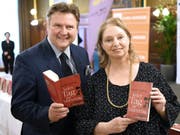 Kostenlose Lektüre: Die britische Autorin Hilary Mantel - hier mit Wiens Bürgermeister Michael Ludwig - verschenkt 100'000 Exemplare ihres Romans «Jeder Tag ist Muttertag». (Bild: Keystone/APA/APA/HELMUT FOHRINGER)