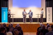 Die Kandidaten Norbert Näf (Mitte links) und Oliver Gröble (Mitte rechts) auf dem Podium. Die Diskussion wurde von Daniel Wirth (links) und Adrian Lemmenmeier geleitet. (Bild: Beat Belser)
