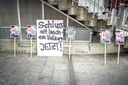 Transparente von Tierschützern anlässlich der Medienkonferenz zum Untersuchungsbericht Hefenhofen vergangene Woche. (Bild: Andrea Stalder)