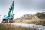 Teile des Deponiebergs befinden sich ausserhalb des zulässigen Perimeters, diese müssen abgetragen werden. (Bild: Andrea Stalder)