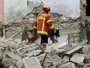 Die Rettungskräfte haben in den Trümmern der eingestürzten Häuser in Marseille drei Tote entdeckt. (Bild: KEYSTONE/AP/CLAUDE PARIS)