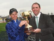 Jockey Kerrin McEvoy (links) mit dem Pokal für den Gewinn des Melbourne Cups (Bild: KEYSTONE/EPA AAP/ALBERT PEREZ)