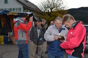 Am Wildhauser «Schwiimarkt» werden die Dienstleistungen, welche sich die Bauern während des Jahres gegenseitig erbrachten, noch in bar abgerechnet. (Bild: Adi Lippuner)