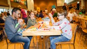 Am Spieltag in der Aula der Oberstufe Sproochbrugg vergnügten sich Gross und Klein. (Bild: PD)