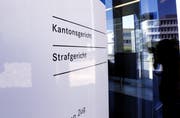 Drei Mitglieder einer Familie aus dem Kosovo stehen derzeit vor dem Zuger Strafgericht(Bild: Werner Schelbert)