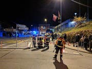 Einsatzkräfte riegeln den Zugang zum Bahnhof ab. (Bild: Geri Holdener/Bote der Urschweiz (Arth-Goldau, 6. November 2018))