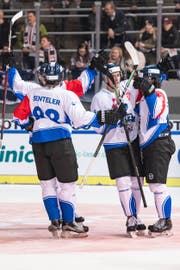 Der EV Zug geht 0:1 in Führung: Dominik Schlumpf (rechts) jubelt mit seinen Teamkollegen Carl Klingberg, Sven Senteler und Dario Simion. 0:1. (Bild: Heike Feinerx / Imago (München, 6. November 2018))