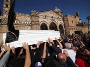 Tausende Menschen gaben in Palermo den Opfern der Unwetterkatastrophe von Casteldaccia das letzte Geleit. (Bild: KEYSTONE/EPA ANSA/IGOR PETYX)