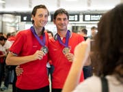 Martin Fuchs (links) und Steve Guerdat präsentieren ihre WM-Medaillen nach der Heimkehr von Tryon. (Bild: KEYSTONE/ENNIO LEANZA)