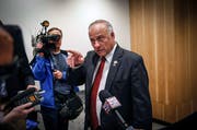 Steve King gewinnt das Rennen im Bundesstaat Iowa und zieht nun in den US-Kongress ein. (Bild: AP/Bryon Houlgrave, Des Moines, 1. November 2018)