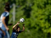 Das verbotene Handspiel im Fussball soll noch präziser definiert werden (Bild: KEYSTONE/AP/NATACHA PISARENKO)