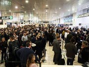 Nach einer Evakuierung des Hauptbahnhofs in Barcelona warten Reisende auf Informationen - der verdächtige Gegenstand stellte sich nach einer Überprüfung als ungefährlich heraus. (Bild: KEYSTONE/EPA EFE/TONI ALBIR)