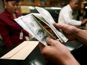 Der Kurs der US-Währung gibt am Mittwoch gegenüber vielen anderen Währungen leicht nach. (Bild: KEYSTONE/EPA/BAGUS INDAHONO)