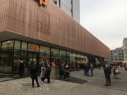 Menschen versammelten sich nach der Evakuierung vor dem Gebäude. (Bild: Martin Rechsteiner)