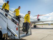 In Spanien gefordert: Die YB-Spieler Sekou Sanogo, Steve von Bergen und Miralem Sulejmani (v.l.) auf dem Flughafen Valencia (Bild: KEYSTONE/THOMAS HODEL)