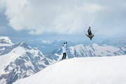 Fabian Boesch, der Freestyle-Star aus Engelberg, am Skifahren mit Freunden. (Bild: Ruedi Flück / Swiss-Image