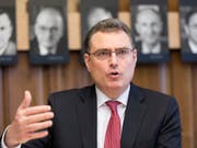 Thomas Jordan, Präsident des SNB-Direktoriums, bekräftigte vor der Landesregierung die Notwendigkeit der Negativzinsen. (Bild: KEYSTONE/GAETAN BALLY)