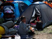 Tausende erschöpfte Migranten aus Guatemala, Honduras und El Salvador haben in Mexiko um Asyl gebeten. Es ist noch unklar, wie viele der Migranten weiter in Richtung USA laufen wollen . (Foto: Marco Ugarte/AP) (Bild: KEYSTONE/AP/MARCO UGARTE)