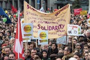 Der Protest hielt auch nach dem Urnengang an: Tausende Personen demonstrierten Anfang März 2014 gegen die Masseneinwanderungs-Initiative und für mehr Solidarität. (Bild: Peter Schneider/ Keystone (Bern, 1. März 2014))