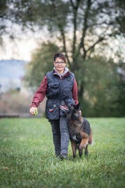 Doris Meier übt mit der Belgischen Schäferhündin Zidanne für die Meisterschaften. (Bild: Andrea Stalder)