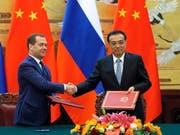 Der chinesische Ministerpräsident Li Lequiang (r.) und sein russischer Amtskollege Dmitri Medwedew vereinbaren eine Ausweitung des Handelsaustauschs ihrer Länder. (Bild: KEYSTONE/EPA/EKATERINA SHTUKINA/GOVERNMENT PRESS SERVICE POOL)