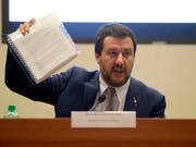 Innenminister Matteo Salvini präsentiert Journalisten sein umstrittenes Einwanderungsdekret. (Bild: KEYSTONE/AP/ALESSANDRA TARANTINO)
