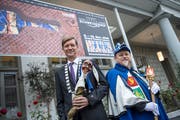 Verbinden Blues und Fasnacht: Mike Hauser (47, links) und Kari Bründler (53) vor dem Hotel Schweizerhof, in dem dieses Wochenende das Blues Festival eröffnet wird. Bild: Pius Amrein (Luzern, 2. November 2018)