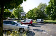 Heikle Verkehrssituation: Bei der Abzweigung Bürgenstock soll es einen Kreisel geben. (Bild: Corinne Glanzmann, Stansstad, 25. Mai 2016)