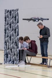 Am «TecDay» navigierten Schüler eine Drohne nur anhand derer Kamera. (Bild: Pius Amrein; Hochdorf, 7. November 2018)