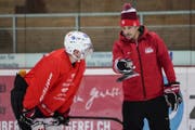 Patrick Fischer und der St.Galler Lukas Frick im Training. (Bild: Freshfocus)