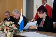 Wichtige Unterschrift: Die Nidwaldner Regierungsrätin Michèle Blöchliger unterzeichnet in Stans den Aktienkauf- und einen Aktionärbindungsvertrag zwischen den Kantonen Luzern und Nidwalden sowie dem Kantonsspital Luzern. (Bild: Corinne Glanzmann, 7. November 2018)
