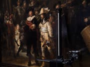 Rembrandt's «Nachtwache» wird auf den Zustand des Gemäldes hin untersucht, bevor es im kommenden Jahr im Rahmen der Rembrandt-Jahrs ausgestellt werden wird. (Bild: KEYSTONE/AP/PETER DEJONG)