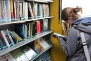 Die Schülerinnen und Schüler der Schule Hanfland Buchs und der Primarschule Weite haben im Infomobil 700 Bücher zur Auswahl. (Bild: PD)