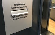 Das Stimmcouvert kann in der Stadt St.Gallen per Post retourniert werden, es kann aber auch direkt in den Briefkasten links neben dem Eingang zum Rathaus am Bahnhofplatz geworfen werden. (Bild: Luca Ghiselli)