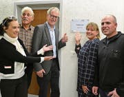 Die Koordinationsgruppe Stadtpräsidentenwahl Steckborn vor der Bürotüre des Stadtpräsidenten: Petra Hoksberger, Werner Strasser, Othmar Stillhart, Andrea Hess und Andreas Schäfli. (Bild: Margrith Pfister-Kübler)