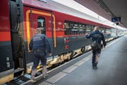 Die Grenzwache kontrolliert die grenzüberschreitenden Züge in Buchs. (Bild: Urs Bucher)