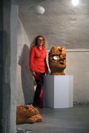 Tatjana Brock mit zwei ihrer Keramikskulpturen in der Baliere. (Bild: Dieter Langhart)