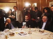 Nicolas Mathieu (mitte): Für sein Buch «Les Enfants Apres Eux» erhält der französische Autor den renommierten Prix Goncourt. (Bild: KEYSTONE/EPA/YOAN VALAT)