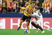 Schwerer Stand: YB-Verteidiger Kevin Mbabu (links) gegen Santi Mina. (Bild: Urs Lindt/Freshfocus (Valencia, 7. 11.))